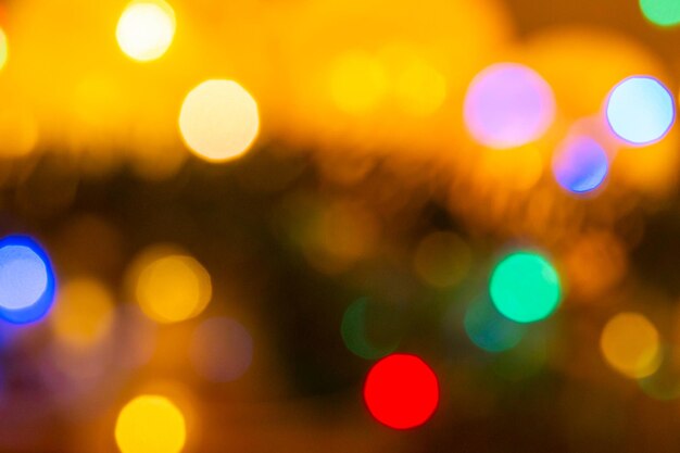 Bokeh brillante multicolor de luces de la guirnalda de año nuevo.