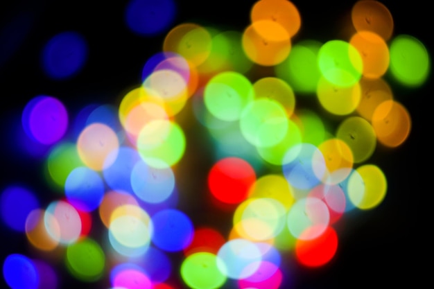 Bokeh de colores sobre un fondo oscuro