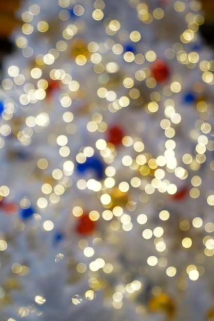 Bokeh colorido e bonito círculo embaçado fora de foco no conceito e tema de Natal