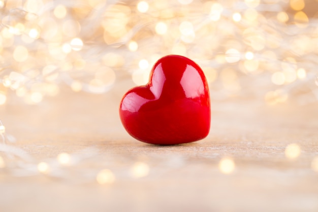 Bokeh de corazón rojo, tarjeta de felicitación del día de San Valentín.