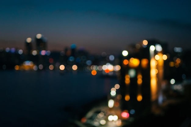 Bokeh da cidade noturna ao pôr do sol