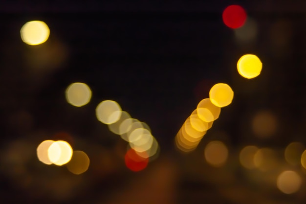 Bokeh da estrada Imagem desfocada da luz dos semáforos das lanternas e faróis dos carros à noite