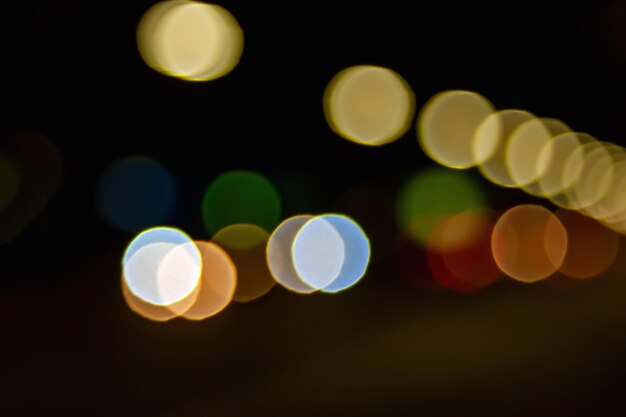 Bokeh da rua Imagem desfocada da luz das lâmpadas de rua e faróis dos carros à noite