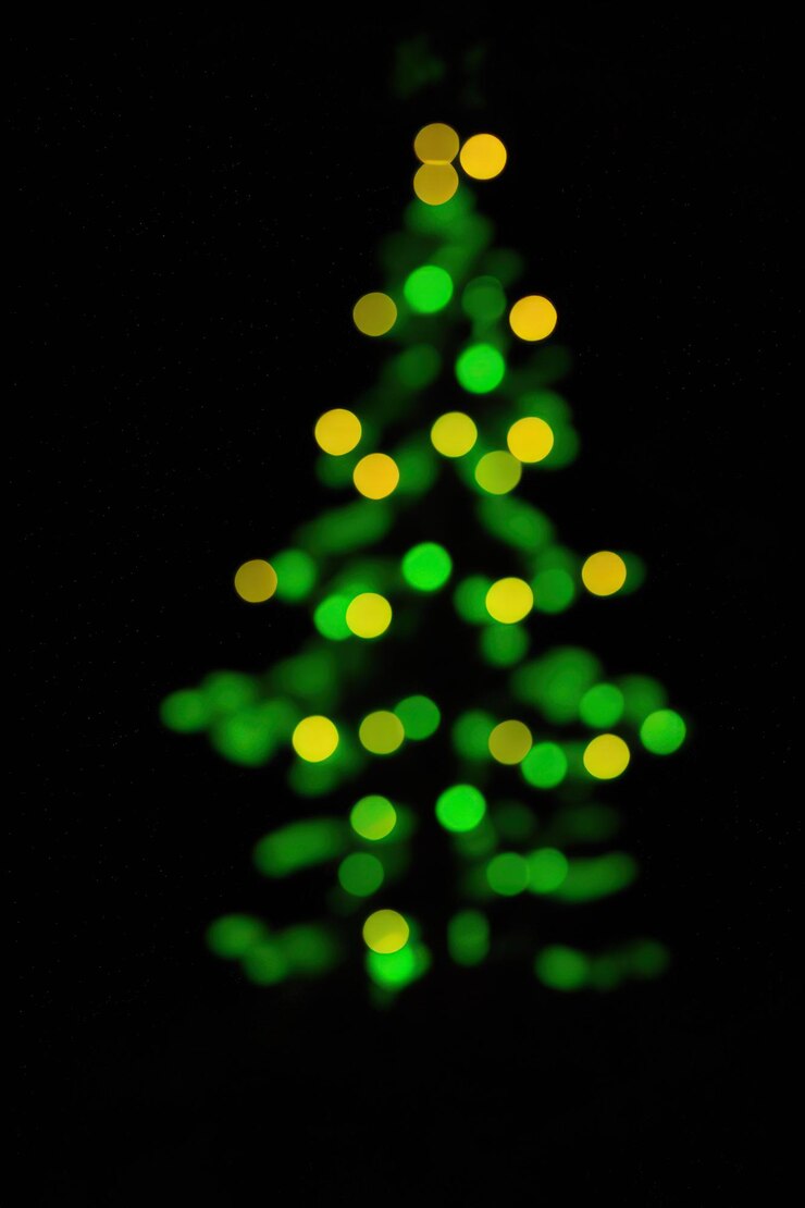 Foto bokeh de árvore de natal em fundo preto