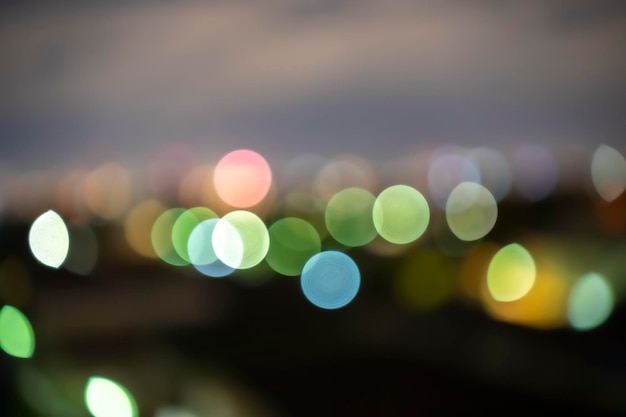 Bokeh de luz noturna da cidade efeitos de desfoque com câmera fotográfica tirada da cidade à noite