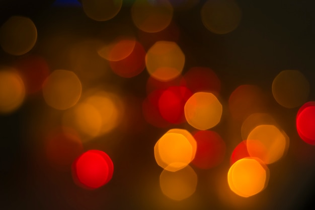 Bokeh de luzes no fundo.