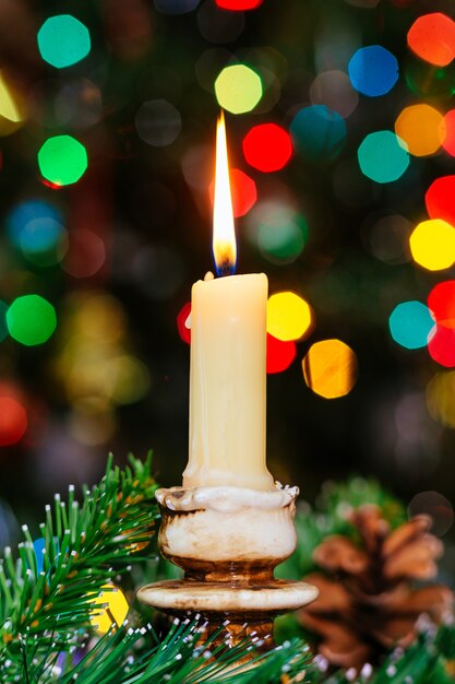 Foto bokeh de natal. ano novo. árvore decorada, presentes, velas