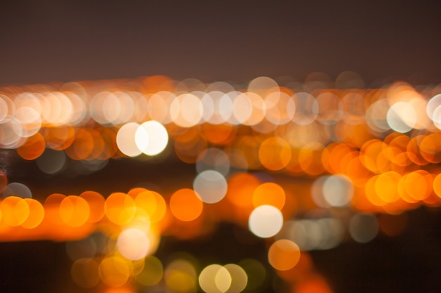 Bokeh de ouro abstrato na noite da cidade