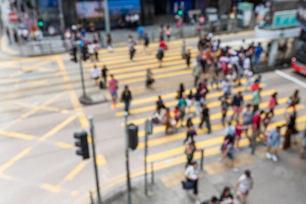 Bokeh de pessoas atravessam a rua