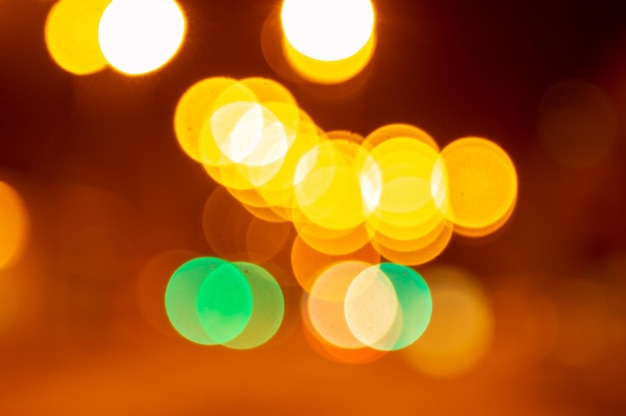 Bokeh dourado brilhante Luzes de Natal antigas em fundo preto Coloração abstrata abrupta fora de foco