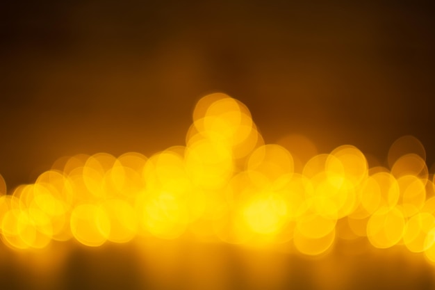 Bokeh-Effekt goldene Lichter schwarzer Hintergrund Funkelnde Zaubersterne Abstrakt Glitzernd