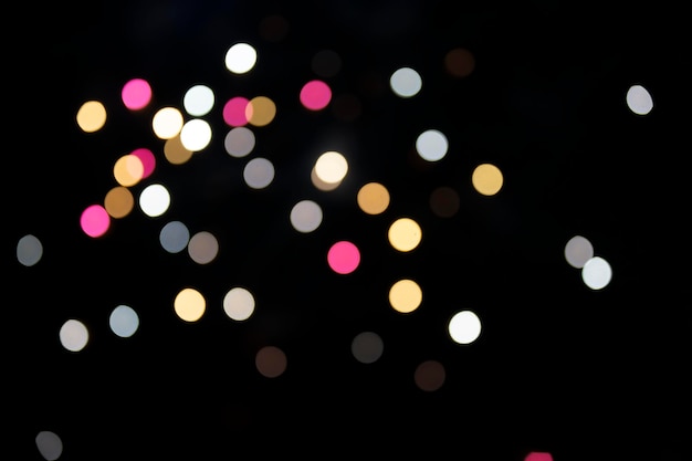 En un bokeh de fondo negro de explosiones de coloridos fuegos artificiales