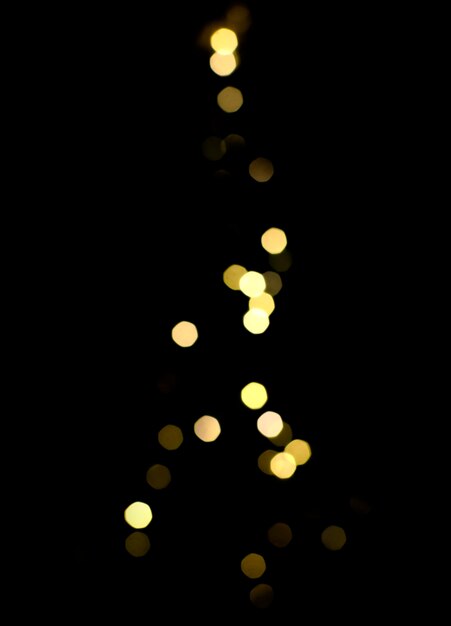 Bokeh en el fondo vertical del árbol de Navidad