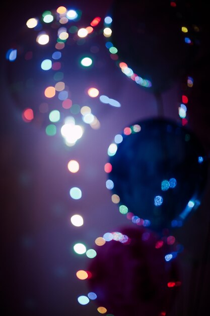 Foto bokeh fundo desfocado vários balões coloridos brilhantes