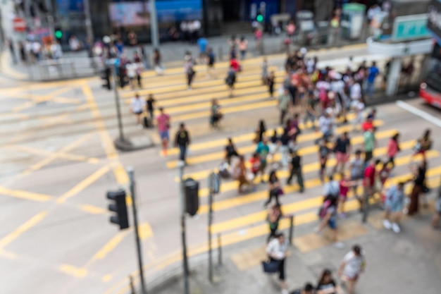 Foto bokeh de gente cruzando la calle