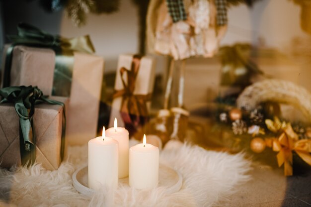 Bokeh Geschenkboxen und Kerzen in einem Raum Dekorierte Weihnachtsdekoration