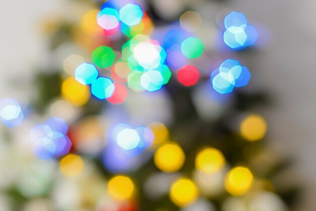 Bokeh hexagonal de colores brillantes de las luces sobre un fondo de manchas borrosas de colores de las luces de la guirnaldaFondo de vacaciones colorido