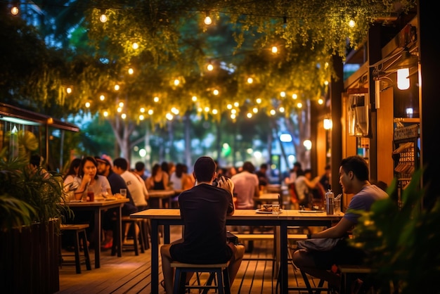 Bokeh-Hintergrund von Street Bar Bierrestaurant im Freien in Asien Menschen sitzen chill out und hängen Abendessen und hören zusammen Musik in der Avenue Happy Life arbeiten hart spielen hart