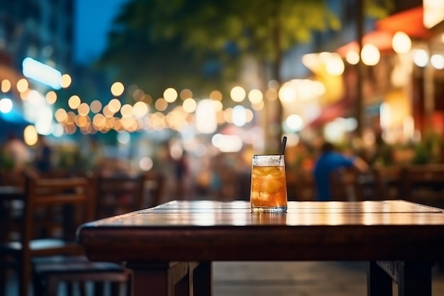 Bokeh-Hintergrund von Street Bar Bierrestaurant im Freien in Asien Menschen sitzen chill out und hängen Abendessen und hören zusammen Musik in der Avenue Happy Life arbeiten hart spielen hart