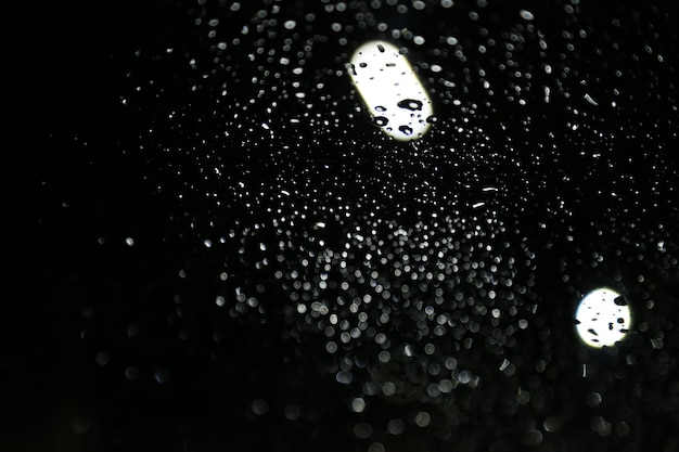 Foto bokeh-licht von der windschutzscheibe des autos, wenn es regnet