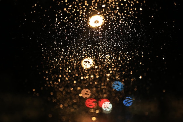 Bokeh-Licht von der Windschutzscheibe des Autos, wenn es regnet