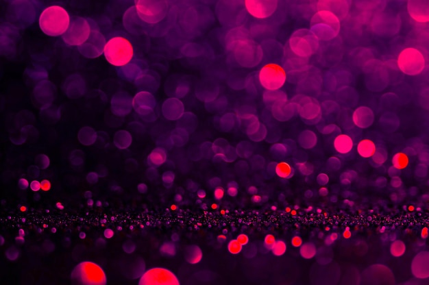 Bokeh de luces de colores en fondo morado.