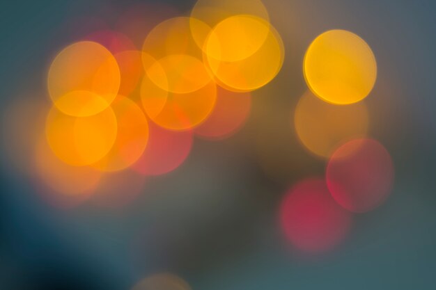 Bokeh de luces en el fondo.