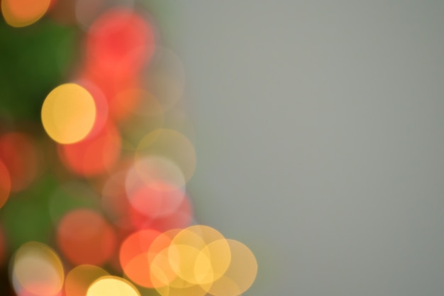 Bokeh de luces de Navidad con brillo dorado