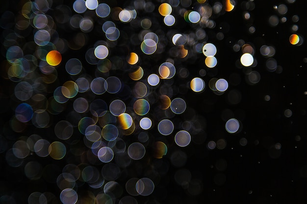Bokeh de luces sobre un fondo negro