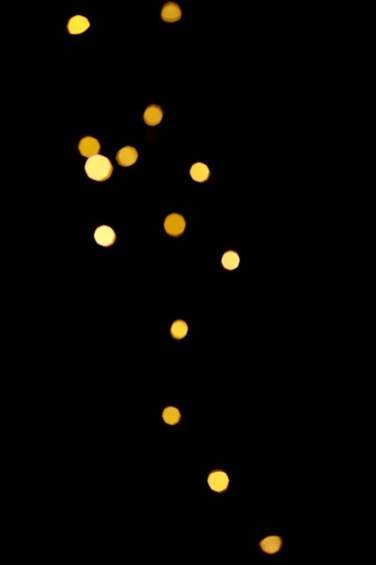 Bokeh de luz borrosa sobre un fondo negro