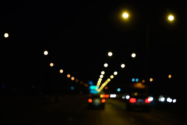 Bokeh luz del coche por la noche