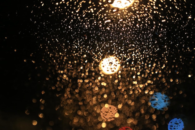 Bokeh luz do para-brisa do carro quando chove