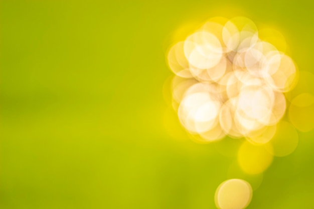 bokeh luzes desfocadas em forma de flor amarela sobre fundo verde