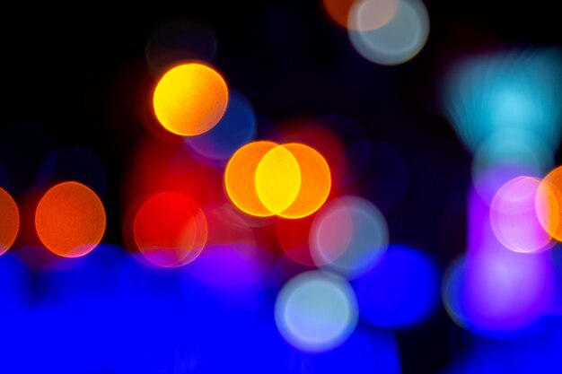 Bokeh turva colorido. fundo abstrato de guirlandas festivas incluídas. lâmpadas coloridas desfocadas