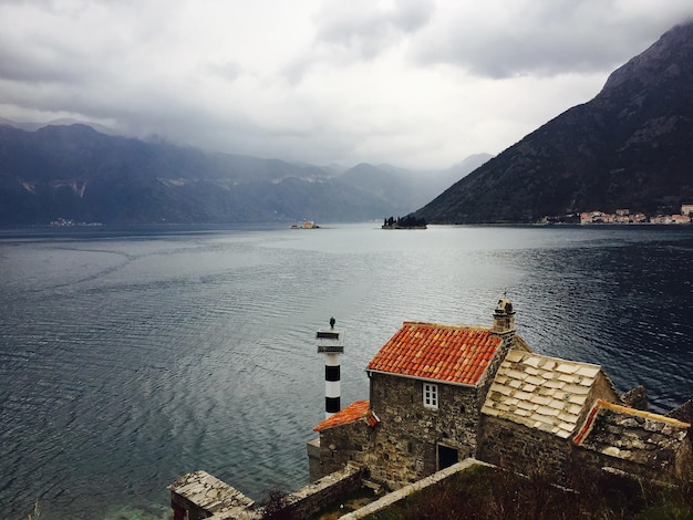 Boko kotor vista para o mar em tempo nublado