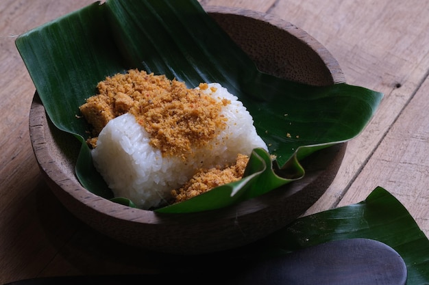 Un bol de arroz con una hoja de coco encima