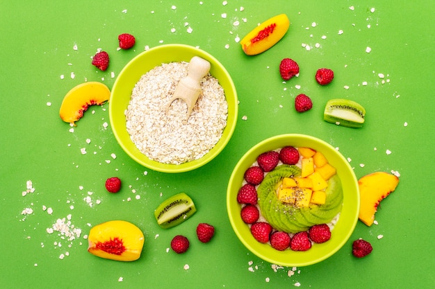 Bol de avena con frutas y bayas frescas