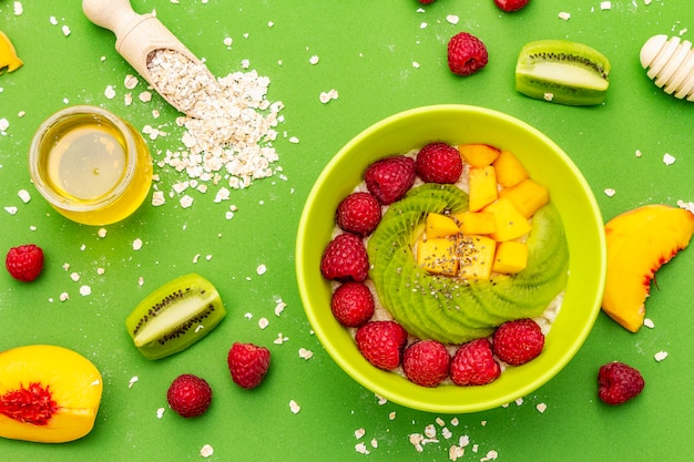 Bol de avena con frutas y bayas frescas