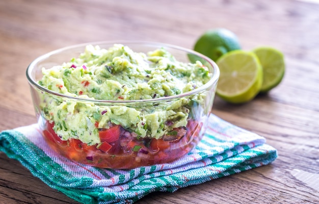 Bol de guacamole con salsa