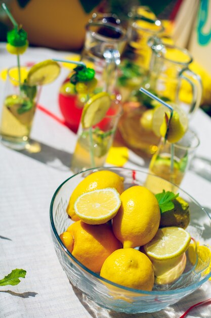 Bol con limones y menta para limonada