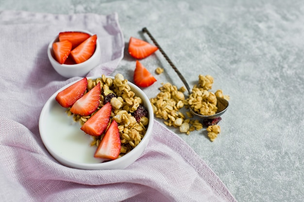 Bol de muesli con granola, fresas y yogurt.