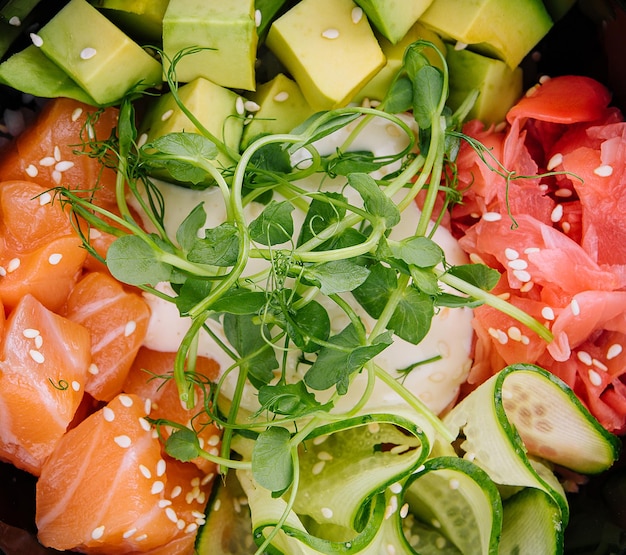 Un bol de poke de salmón con aguacate