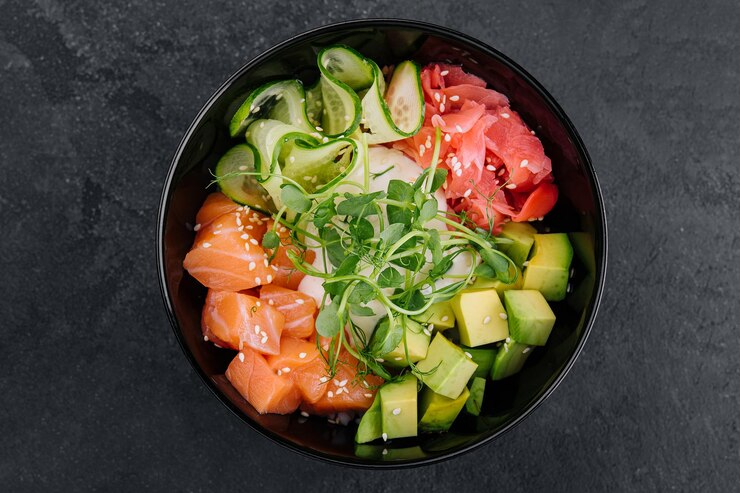 Un bol de poke de salmón con aguacate