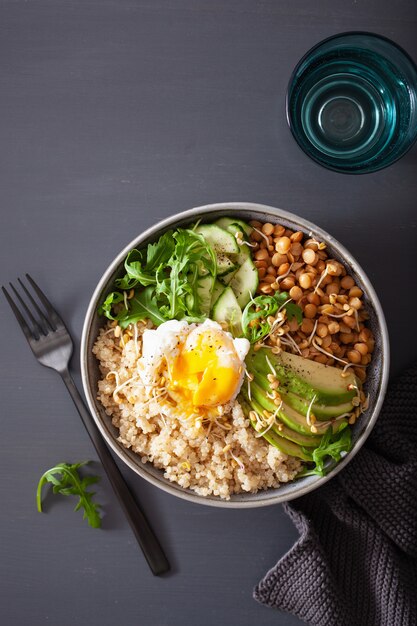 Bol de quinua con huevo, aguacate, pepino, lentejas. Almuerzo vegetariano saludable