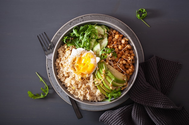 Bol de quinua con huevo, aguacate, pepino, lentejas. Almuerzo vegetariano saludable