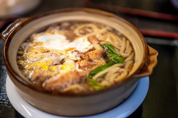 Un bol de ramen con un huevo frito encima