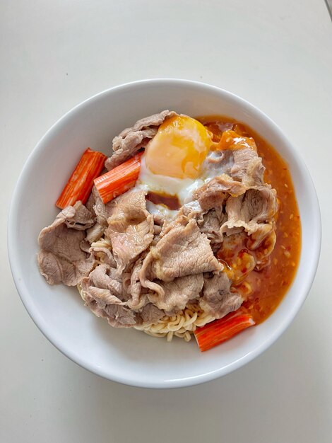 Un bol de ramen de ternera con un huevo encima