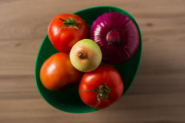 Bol verde con tomate y cebolla