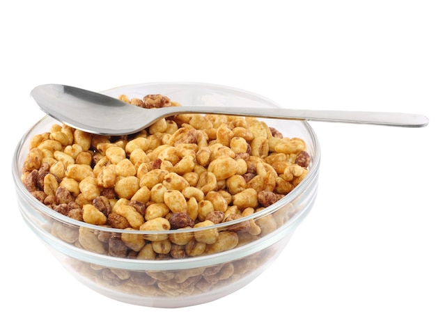 Bol de vidrio con copos de cereales fríos. Aislado sobre blanco