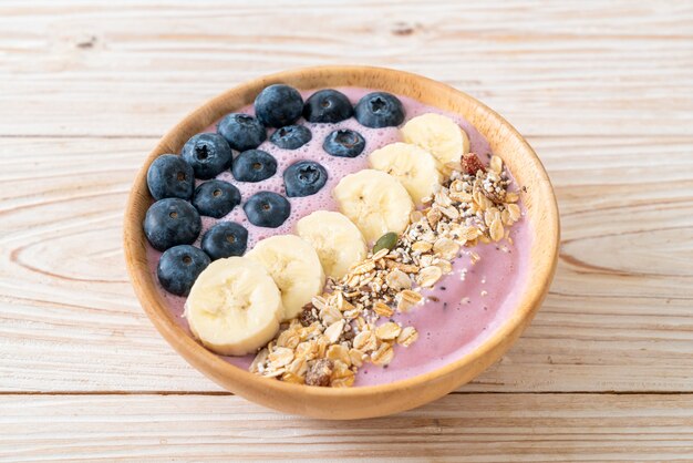 Bol con yogur, arándanos, plátano y granola